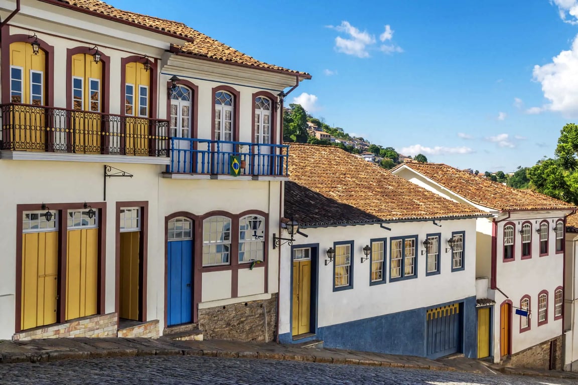 Vista urbana no interior de Minas Gerais, com casario colorido e céu azul