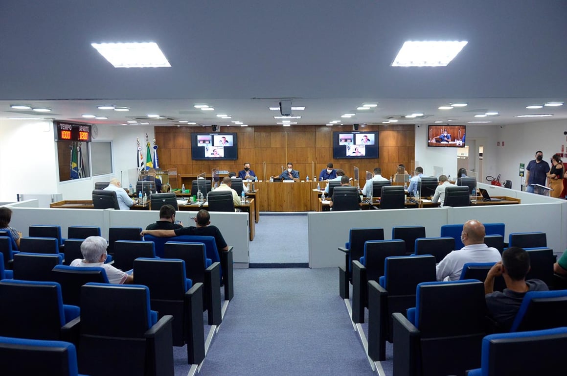 Interior de um plenário de câmara municipal brasileira