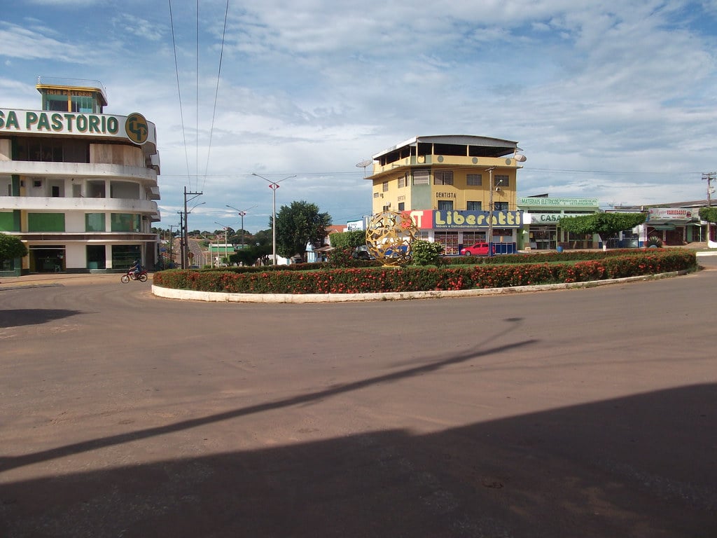 Vista aérea de área urbana com vegetação ao redor, em cidade do interior da Amazônia