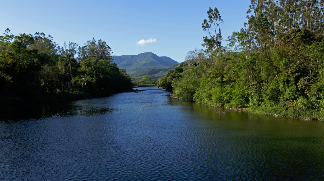 Vale do Rio Maquiné, com morros verdes e vegetação de Mata Atlântica