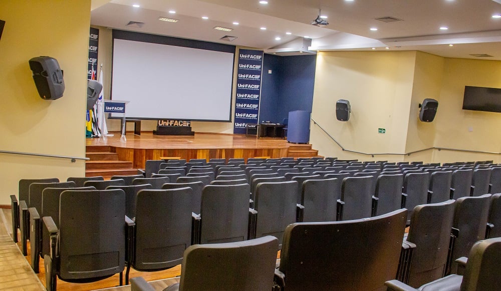 Interior de plenário de câmara municipal, com cadeiras e tribuna, em ambiente institucional e bem iluminado