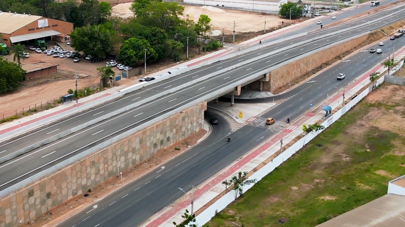 Rodovia moderna com obras de infraestrutura
