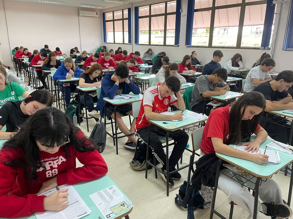 Sala de aula com candidatos realizando prova, imagem ilustrativa de concurso público no Brasil