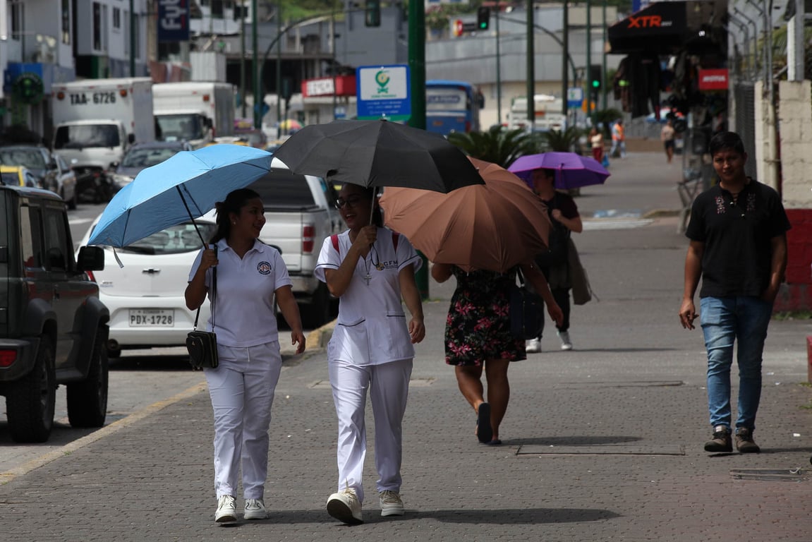 Cena urbana de pequena cidade amazônica, com prédios públicos e moradores caminhando