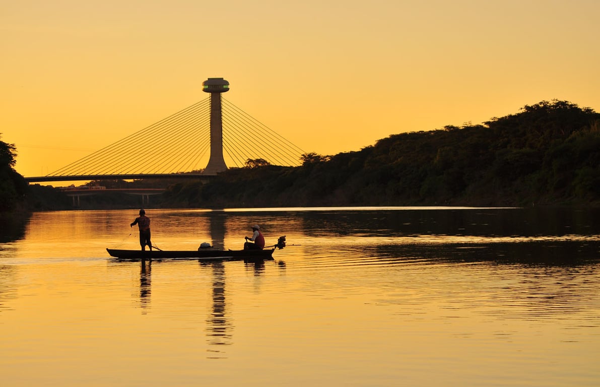 Rio Parnaíba ao entardecer, em Floriano PI, com canoa e pescadores