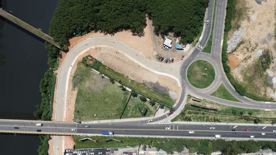 Vista aérea urbana com vias movimentadas e áreas verdes em Carapicuíba SP.