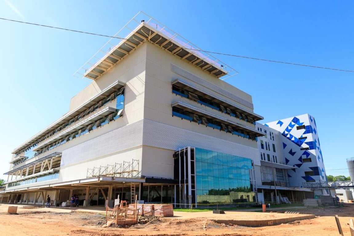 Fachada de hospital público em Mato Grosso, com identificação do SUS e composição horizontal