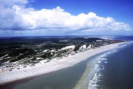 Vista aérea da Praia do Atalaia, com larga faixa de areia e mar, em Salinópolis PA