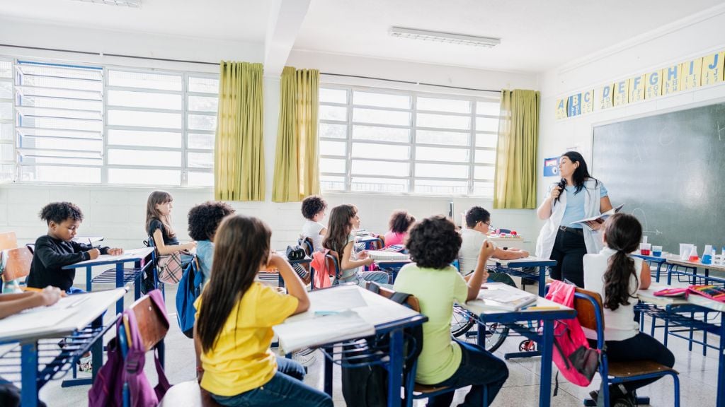 Sala de aula de escola pública com quadro de Matemática