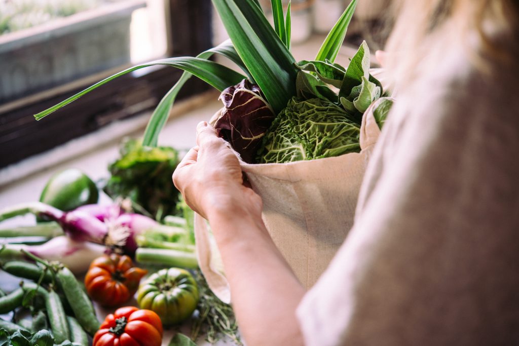 Profissional de nutrição planejando alimentação saudável