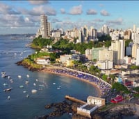 Vista aérea de Salvador ao entardecer, com a Baía de Todos-os-Santos ao fundo