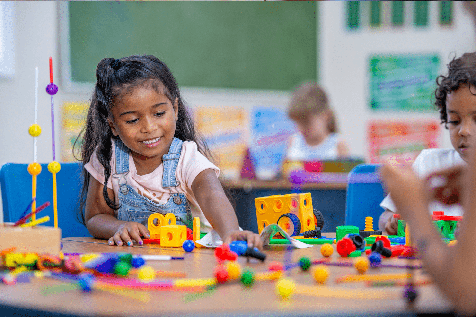 Sala de aula de Educação Infantil com brinquedos e materiais pedagógicos