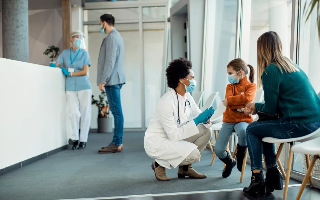 Atendimento de equipe de enfermagem em UBS, em cenário de cidade do interior