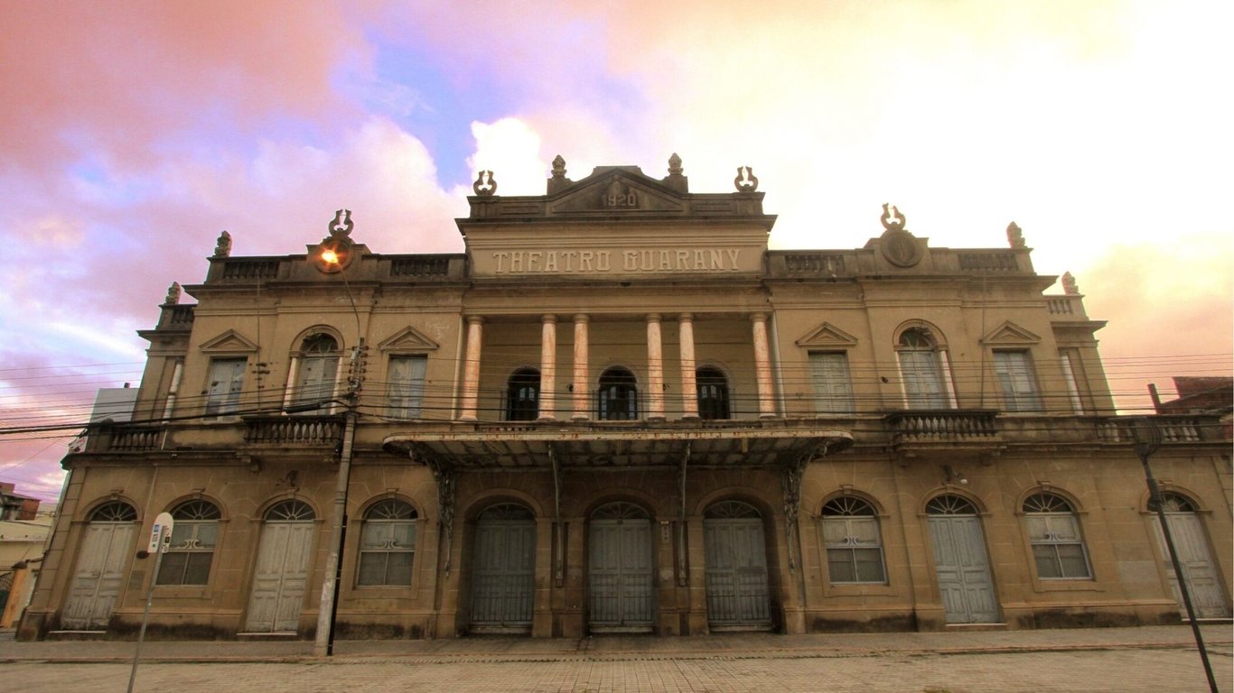 Centro histórico de Pelotas ao entardecer, com o Theatro Guarany em destaque