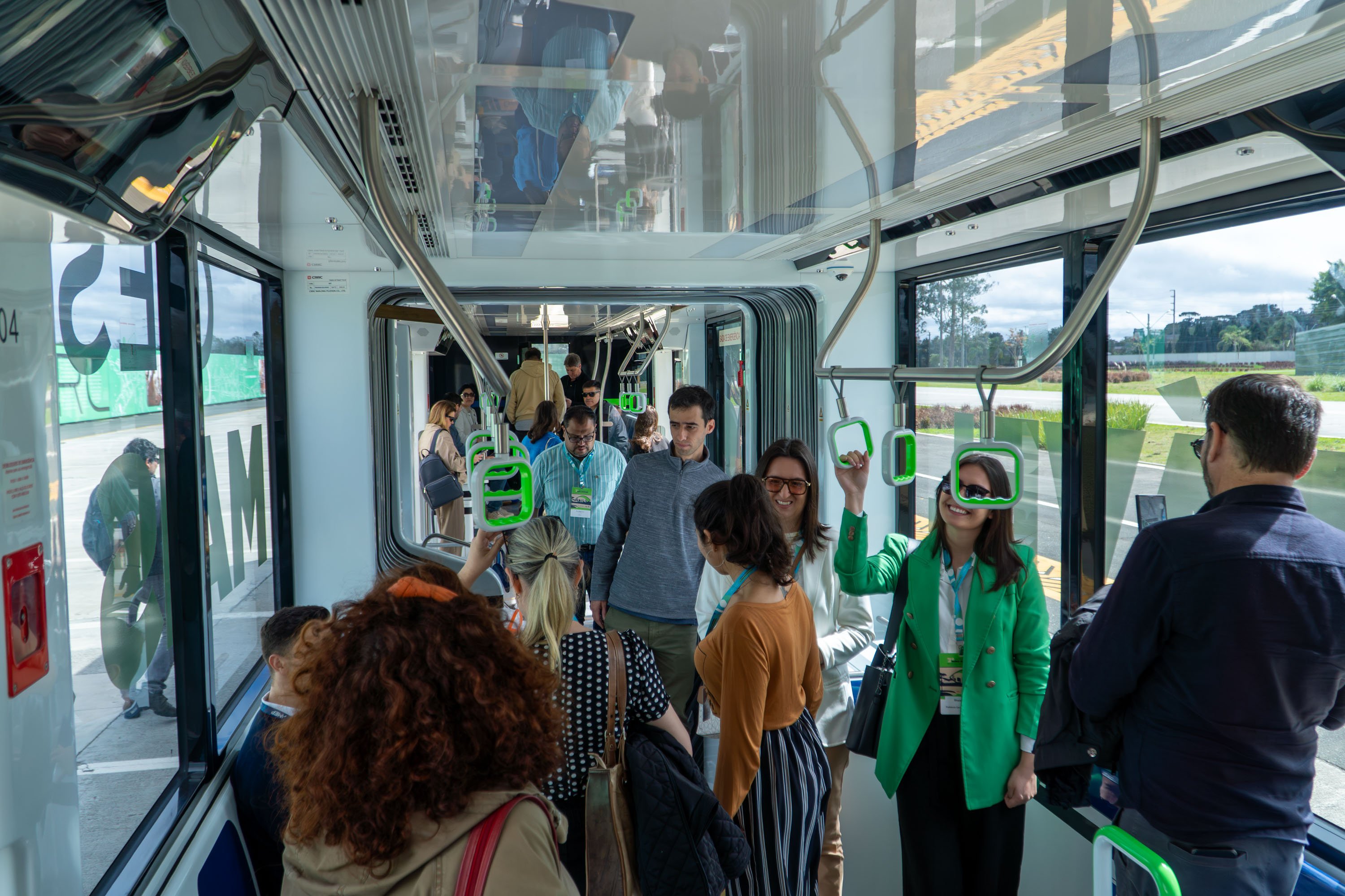 Interior de ônibus com passageiros, em ambiente urbano brasileiro