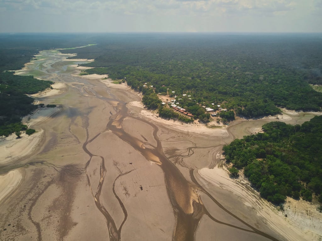 Paisagem ribeirinha na região do Tapajós, oeste do Pará