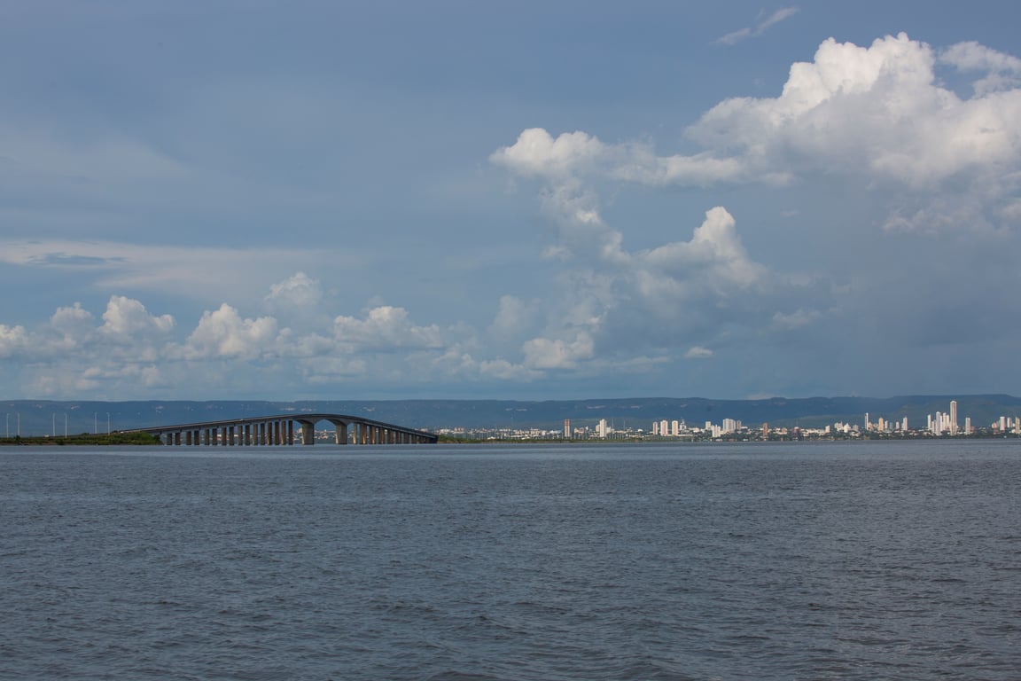 Ponte sobre o Rio Araguaia ligando Aragarças GO a Barra do Garças MT ao entardecer