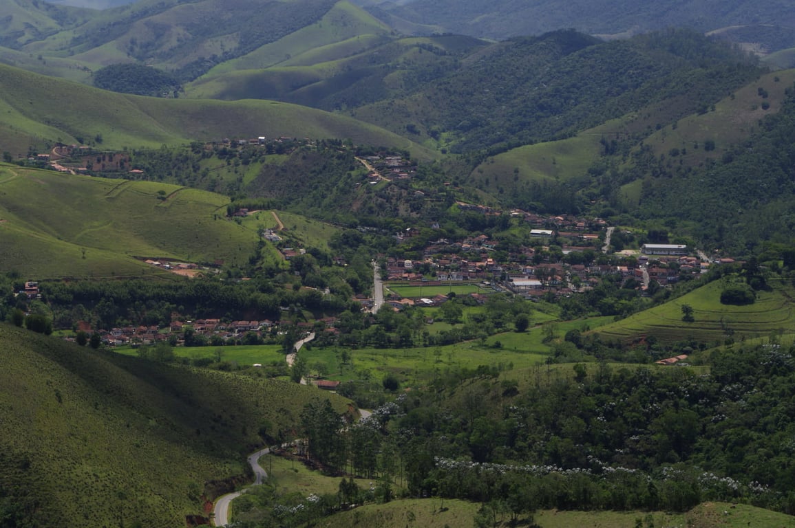 Vista panorâmica de Monteiro Lobato SP, na região do Vale do Paraíba, com morros verdes ao fundo