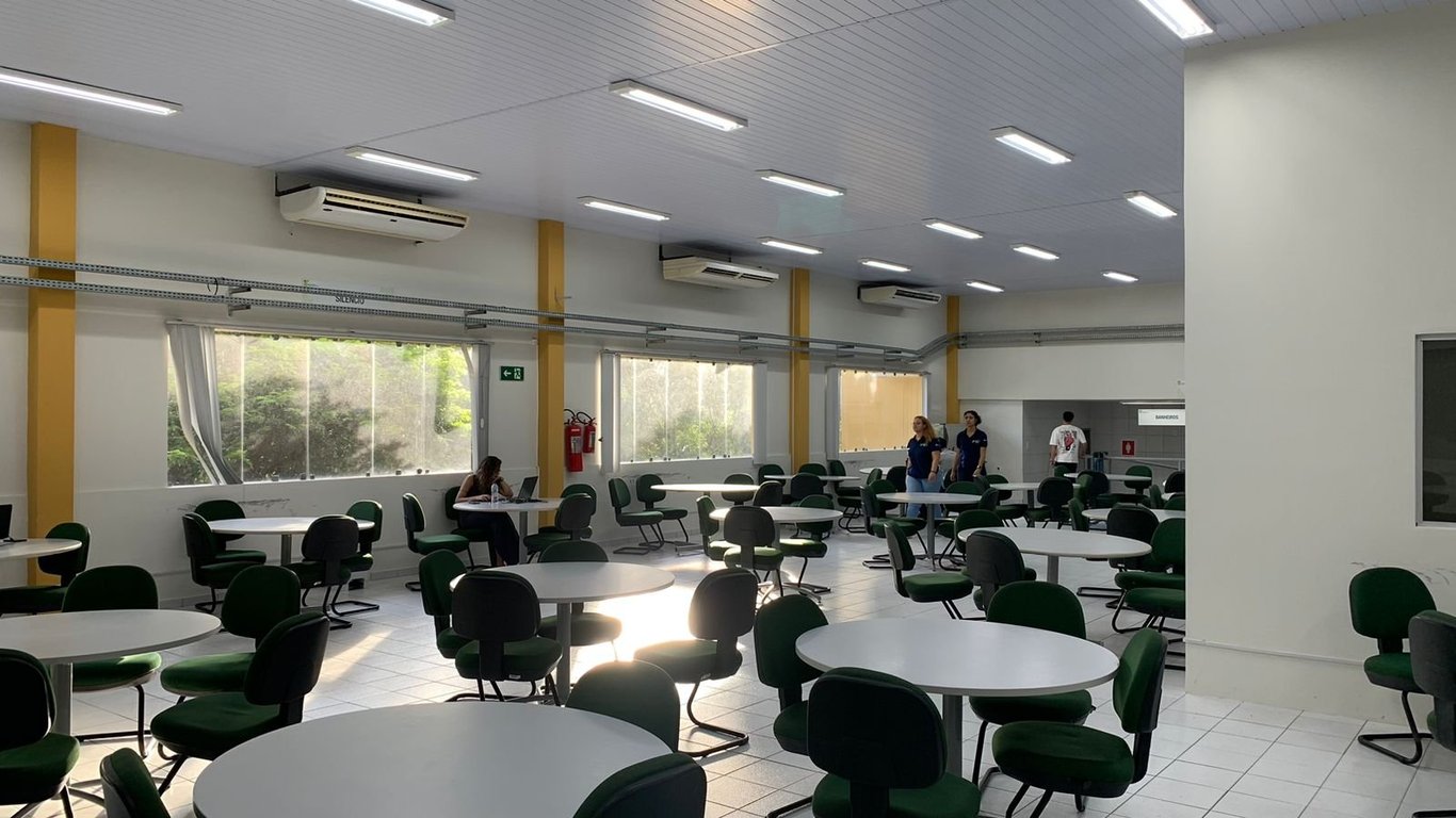 Ambiente acadêmico do IFRN com estudantes em espaço de estudo