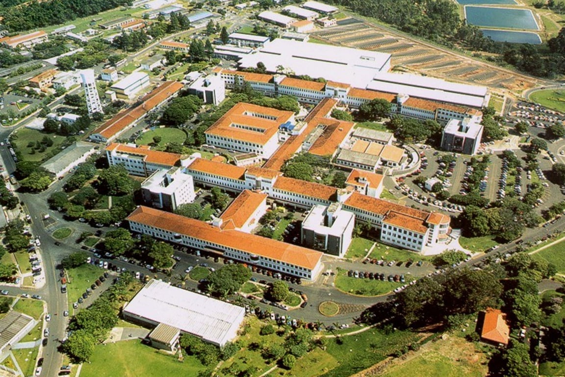 Vista aérea de campus universitário com áreas verdes em Botucatu