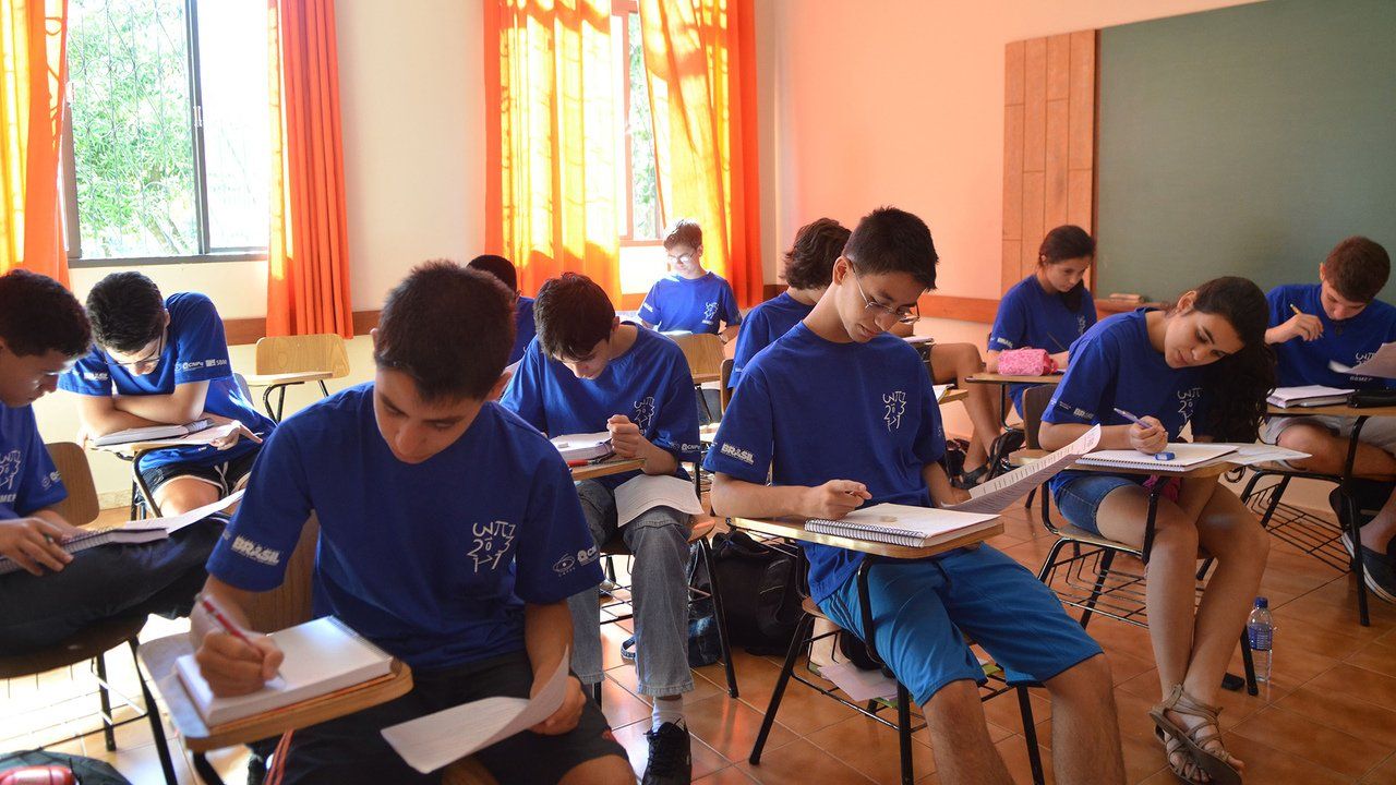 Candidatos realizando prova escrita em sala