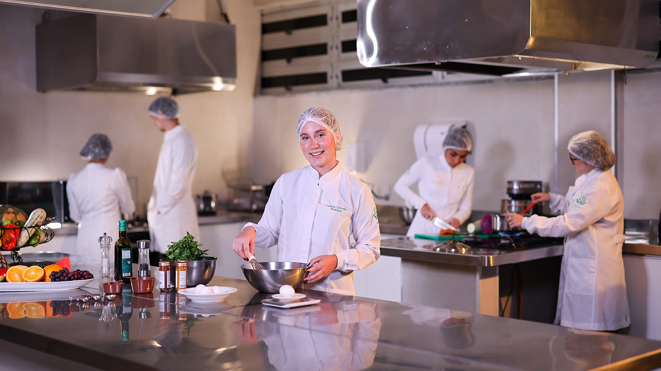 Ambiente prático de nutrição com estudantes preparando alimentos