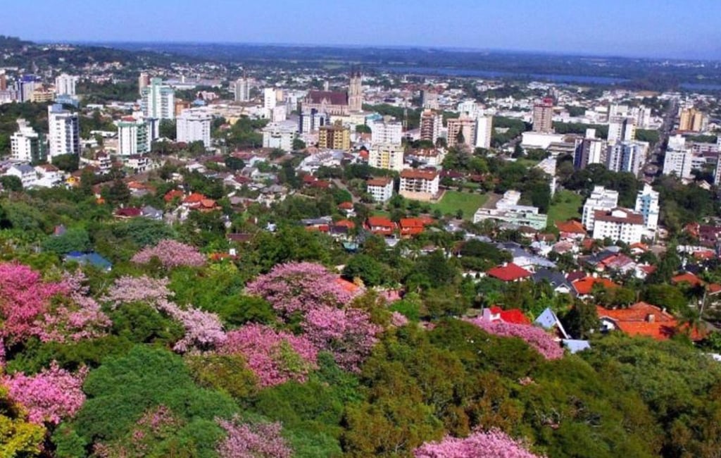 Vista aérea de Santa Cruz do Sul RS, com centro urbano e áreas verdes ao fundo