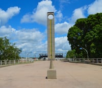 Marco Zero do Equador, cartão-postal de Macapá, às margens do Rio Amazonas (Crédito: Wikimedia Commons).