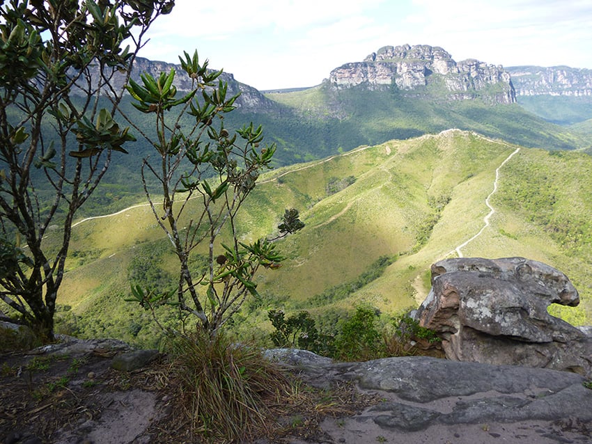 Estrada e serras na região da Chapada Diamantina BA