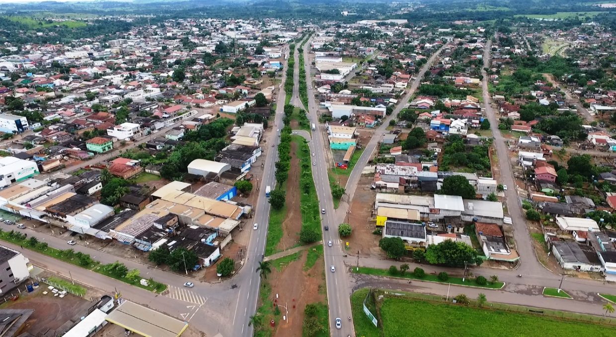 Vista aérea da cidade de Jaru (RO) em dia claro, com destaque para a malha urbana.