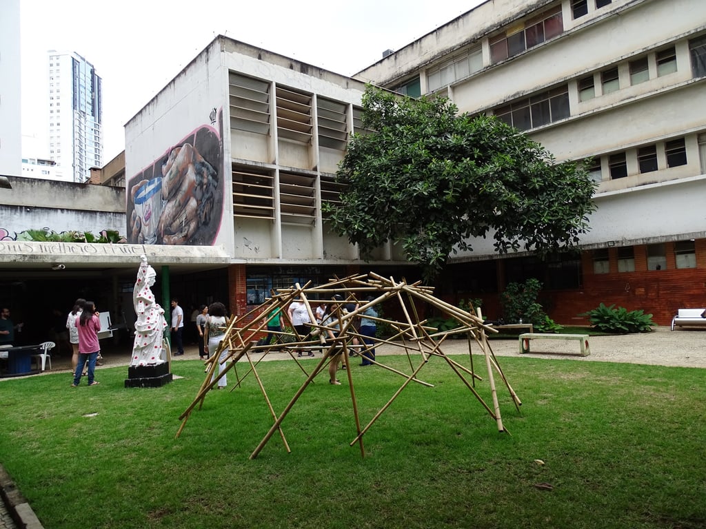 Cena de campus universitário com áreas verdes