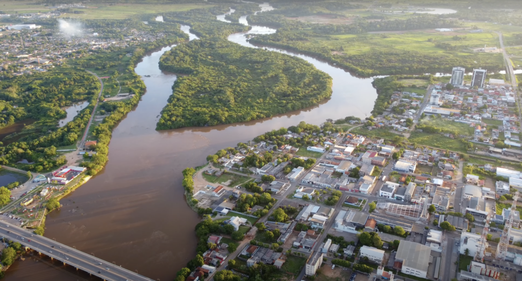 Vista aérea de Ji-Paraná, com o Rio Machado ao centro