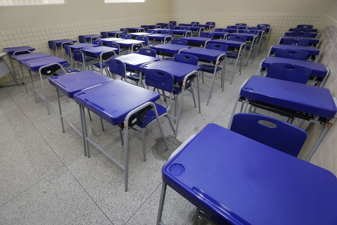 Sala de aula da rede pública com carteiras organizadas