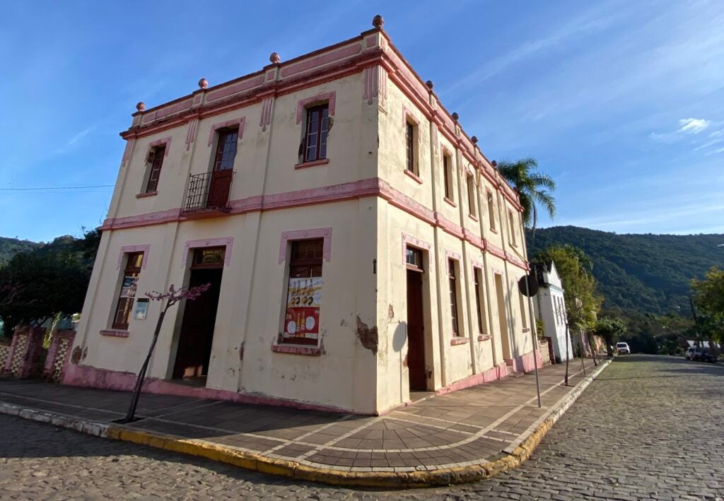 Paisagem urbana de pequena cidade na Serra Gaúcha