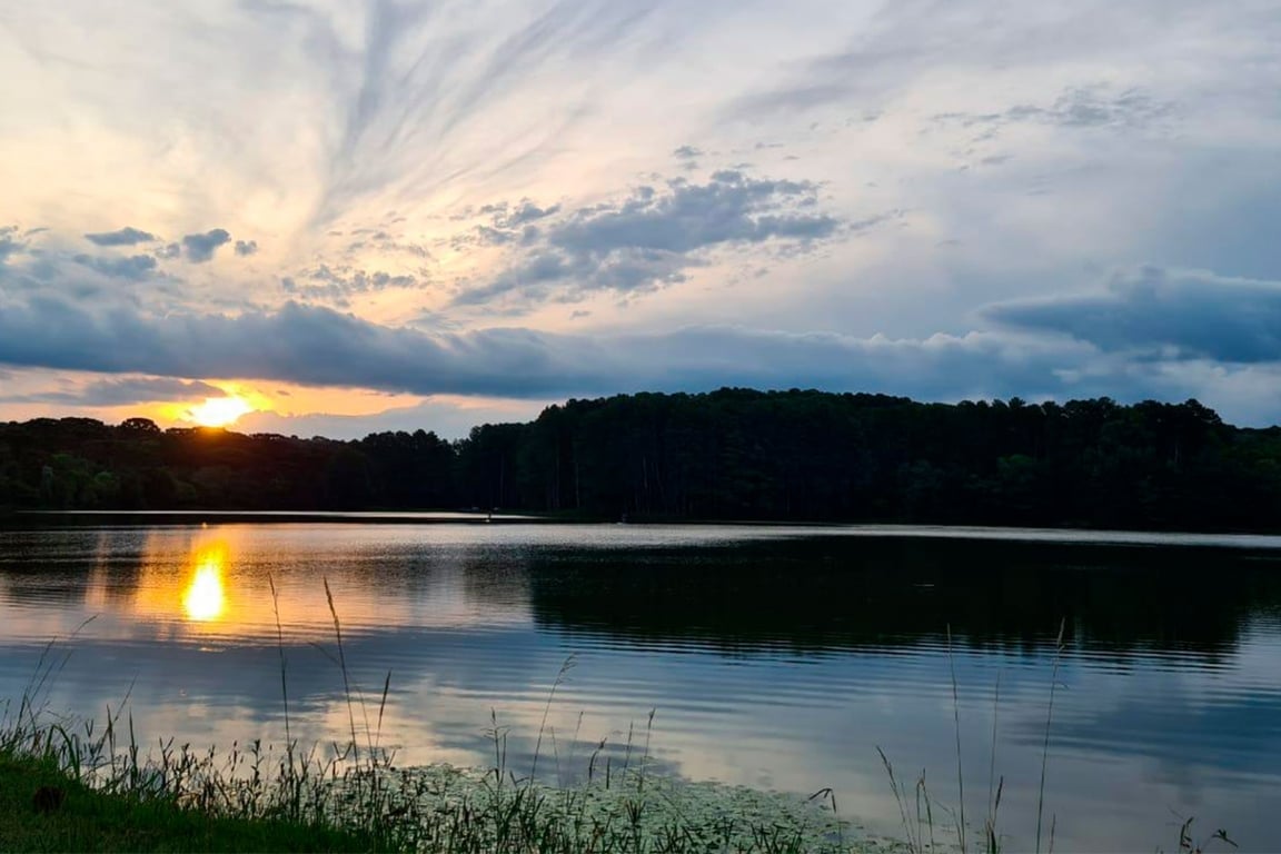 Paisagem do interior do Rio Grande do Sul, com morros verdes e céu aberto