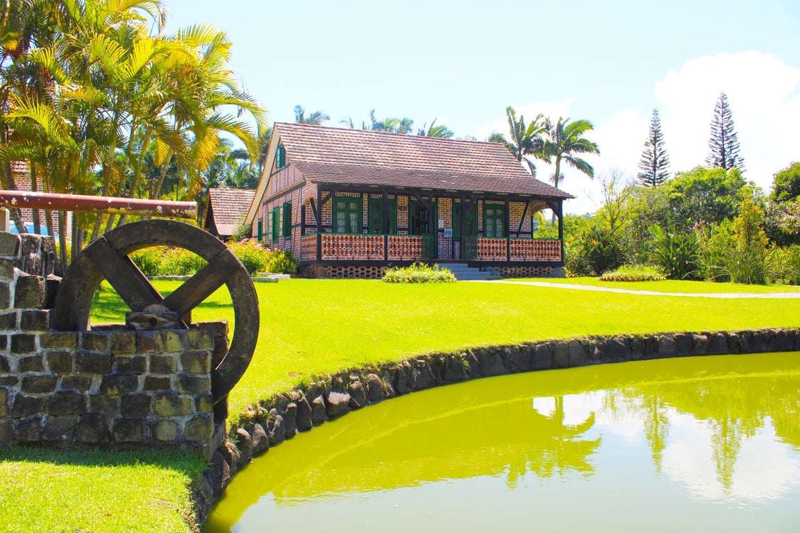 Paisagem do Alto Vale do Itajaí ao pôr do sol, com morros verdes e áreas urbanas ao fundo