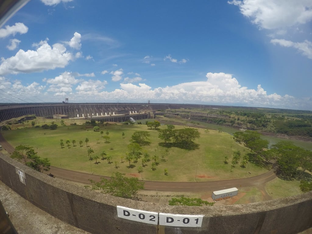 Itaipu Binacional ao entardecer, em Foz do Iguaçu