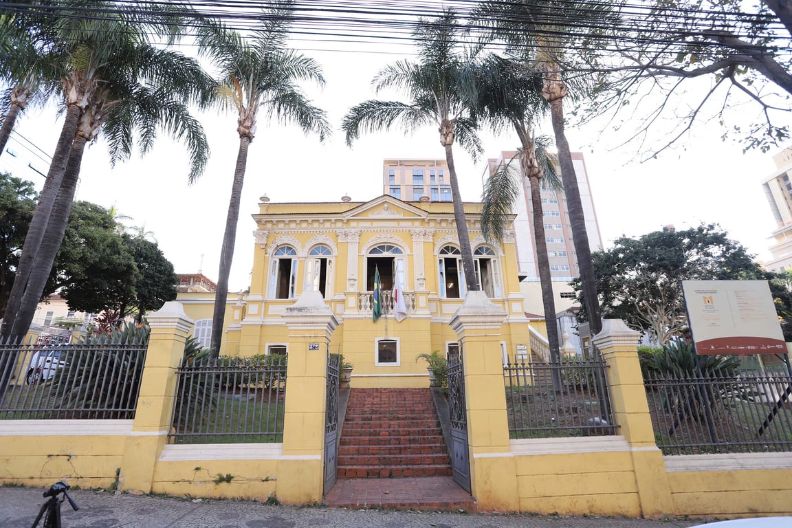 Vista urbana de Belo Horizonte com edifício público histórico e palmeiras; imagem ilustrativa da capital mineira