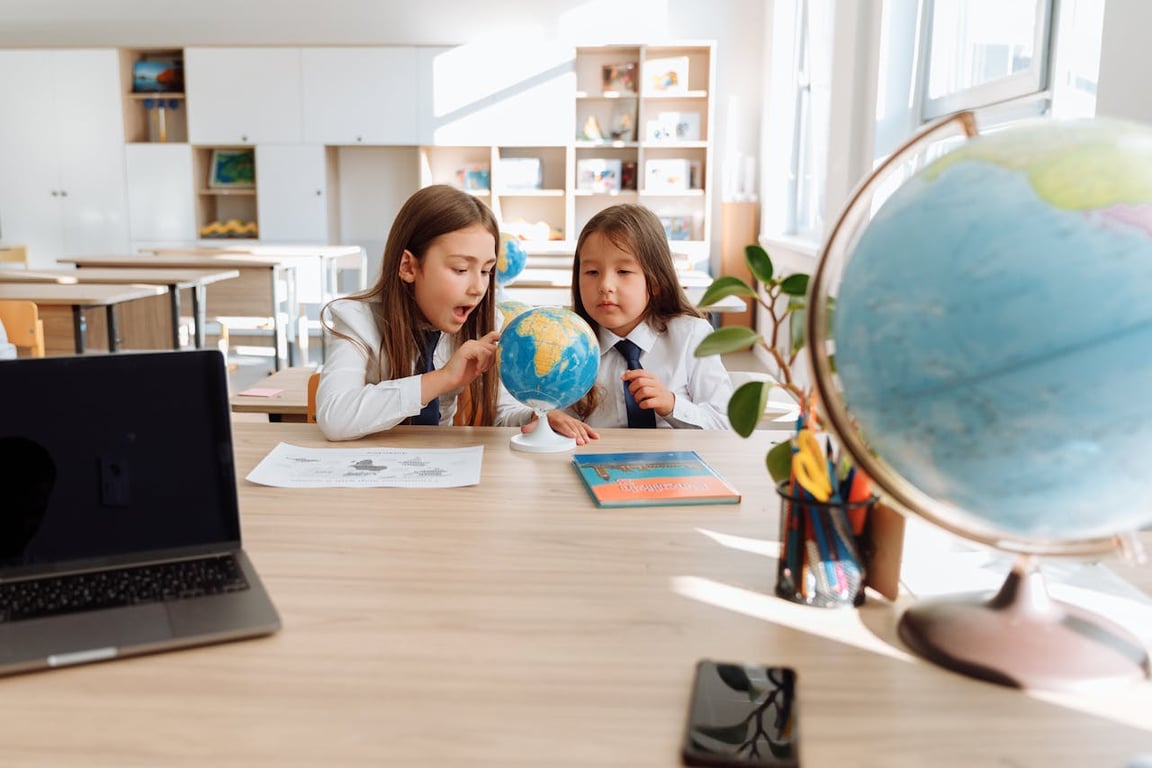 Ambiente acadêmico com globo terrestre em sala de aula — referência ao ensino de Geografia