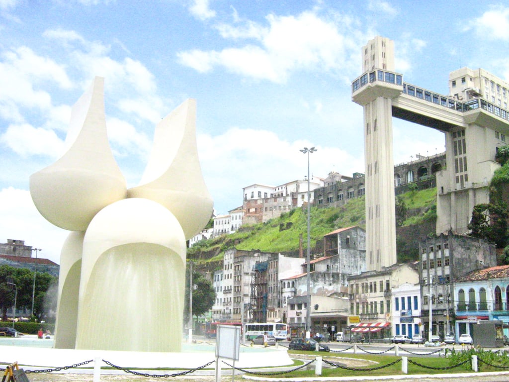 Paisagem urbana de Salvador, Bahia, com o Elevador Lacerda ao fundo