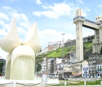 Paisagem urbana de Salvador, Bahia, com destaque para o Elevador Lacerda, sede da UFBA.