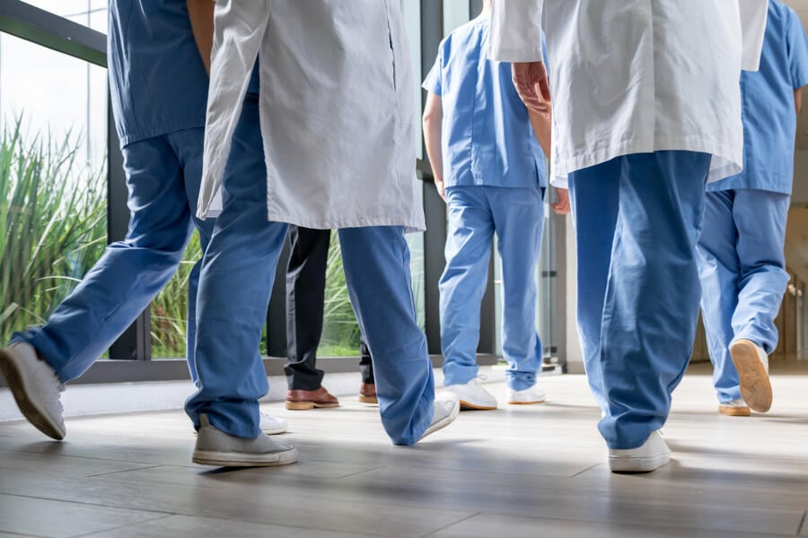 Corredor de hospital com equipe de saúde