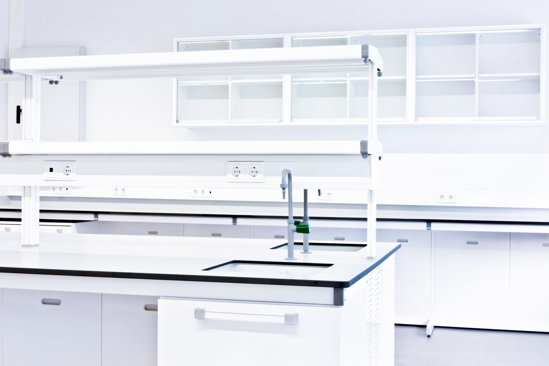 Laboratório farmacêutico universitário, com bancadas e equipamentos
