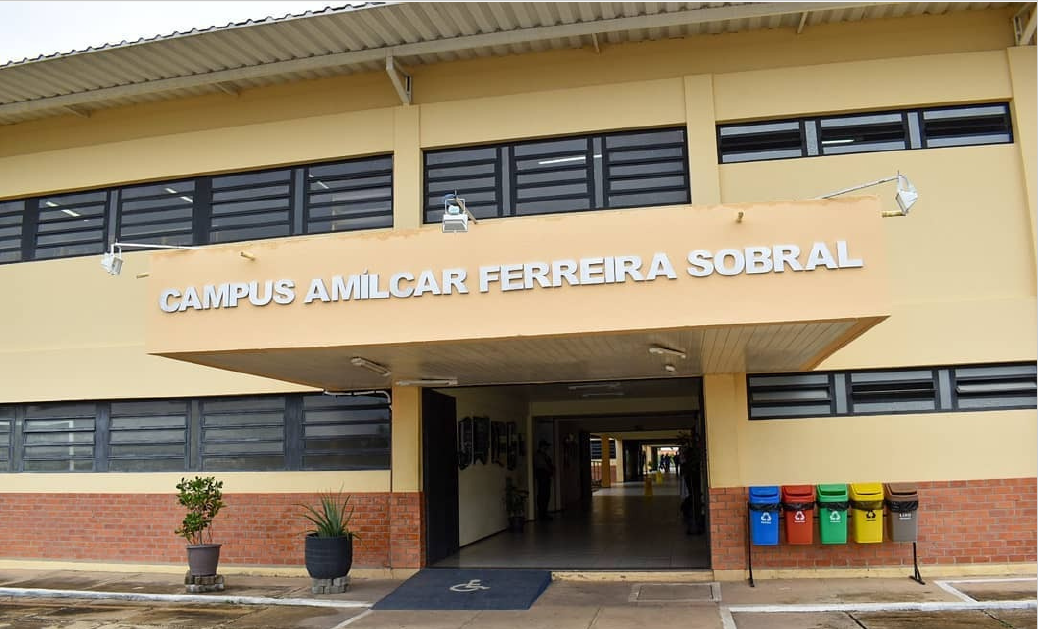Entrada do Campus Amílcar Ferreira Sobral (CAFS), da UFPI, em dia ensolarado