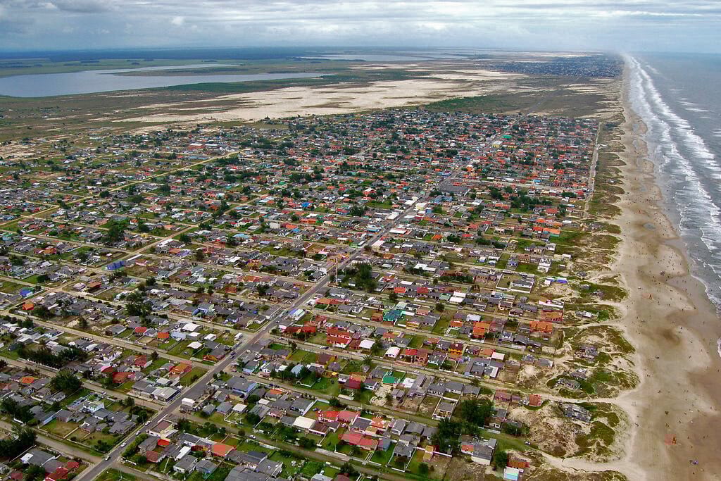 Vista aérea da área urbana próxima à Lagoa dos Patos, em Palmares do Sul RS
