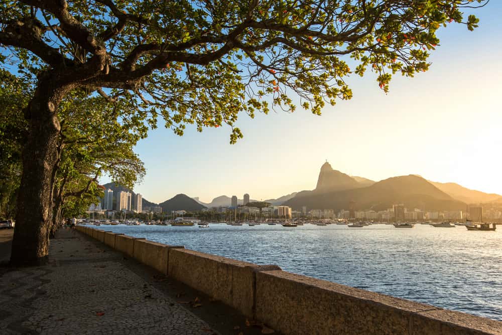 Vista do Rio de Janeiro ao entardecer, com mar e montanhas ao fundo