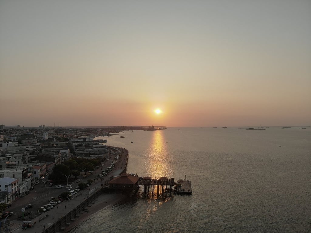 Vista aérea de Santarém, com a orla do Tapajós ao entardecer