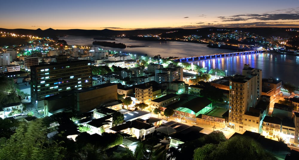 Vista aérea de Colatina ES com a ponte Florentino Avidos sobre o Rio Doce, ao entardecer