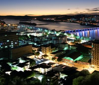 Vista aérea da cidade de Colatina ES com a ponte Florentino Avidos sobre o Rio Doce ao entardecer.