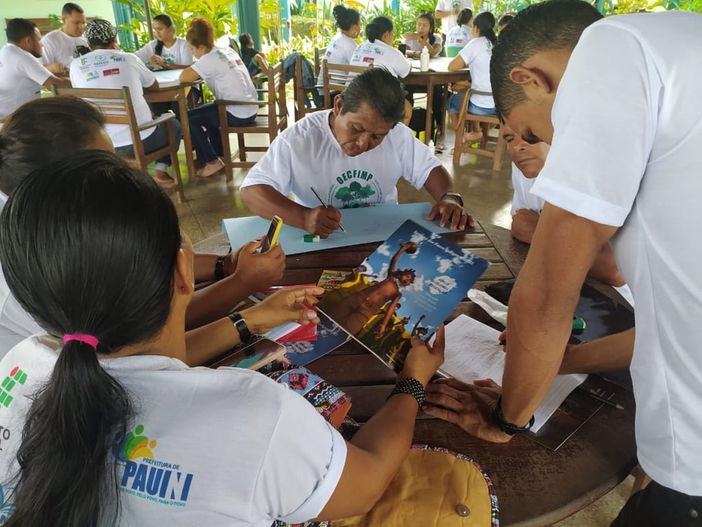 Sala de aula da rede pública, referência ao trabalho docente e de apoio escolar